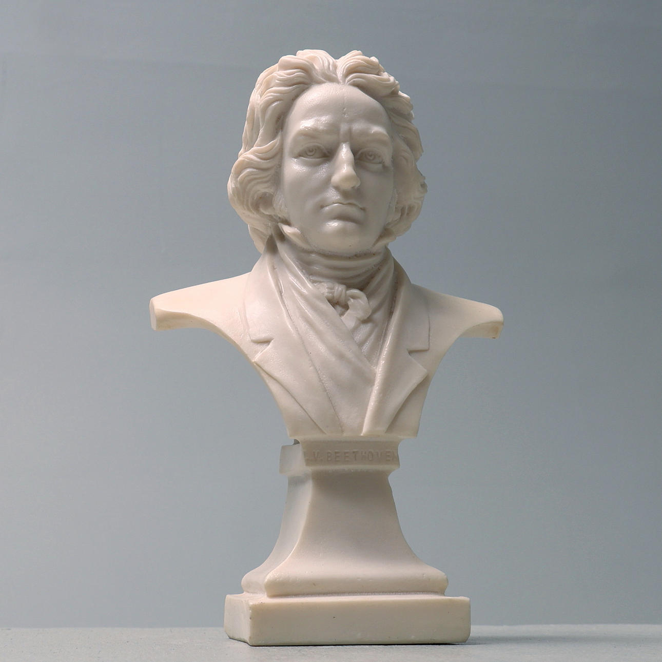 SCULPTURE, bust depicting Beethoven.