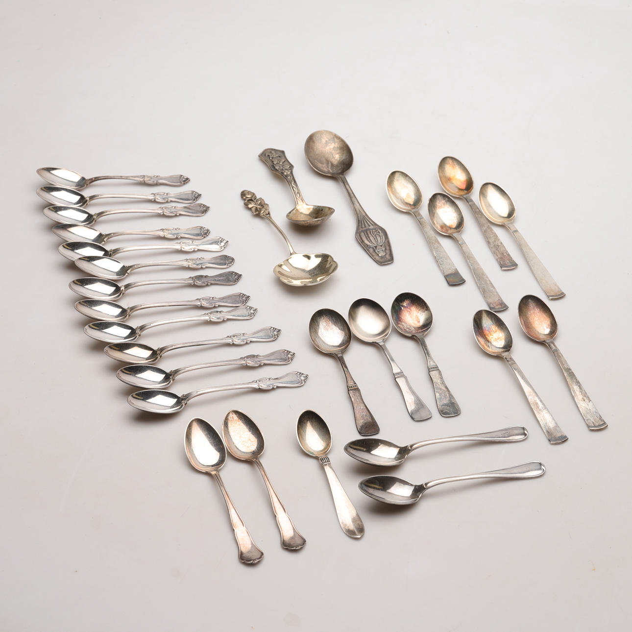 SILVERFÖREMÅL, ca 30 delar. Totalvikt ca 437 g.