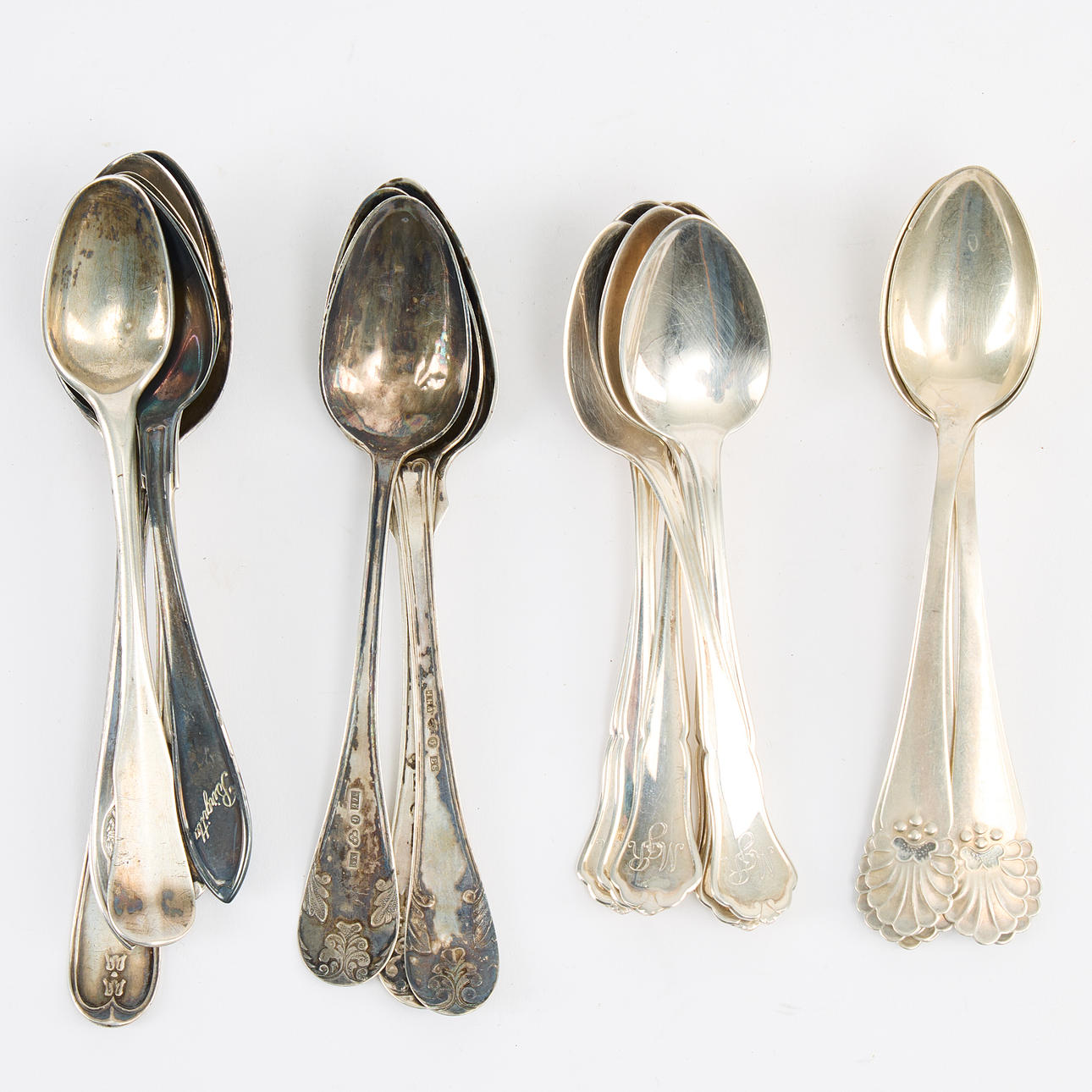 SPOONS 22 pieces silver different models 18/19's.