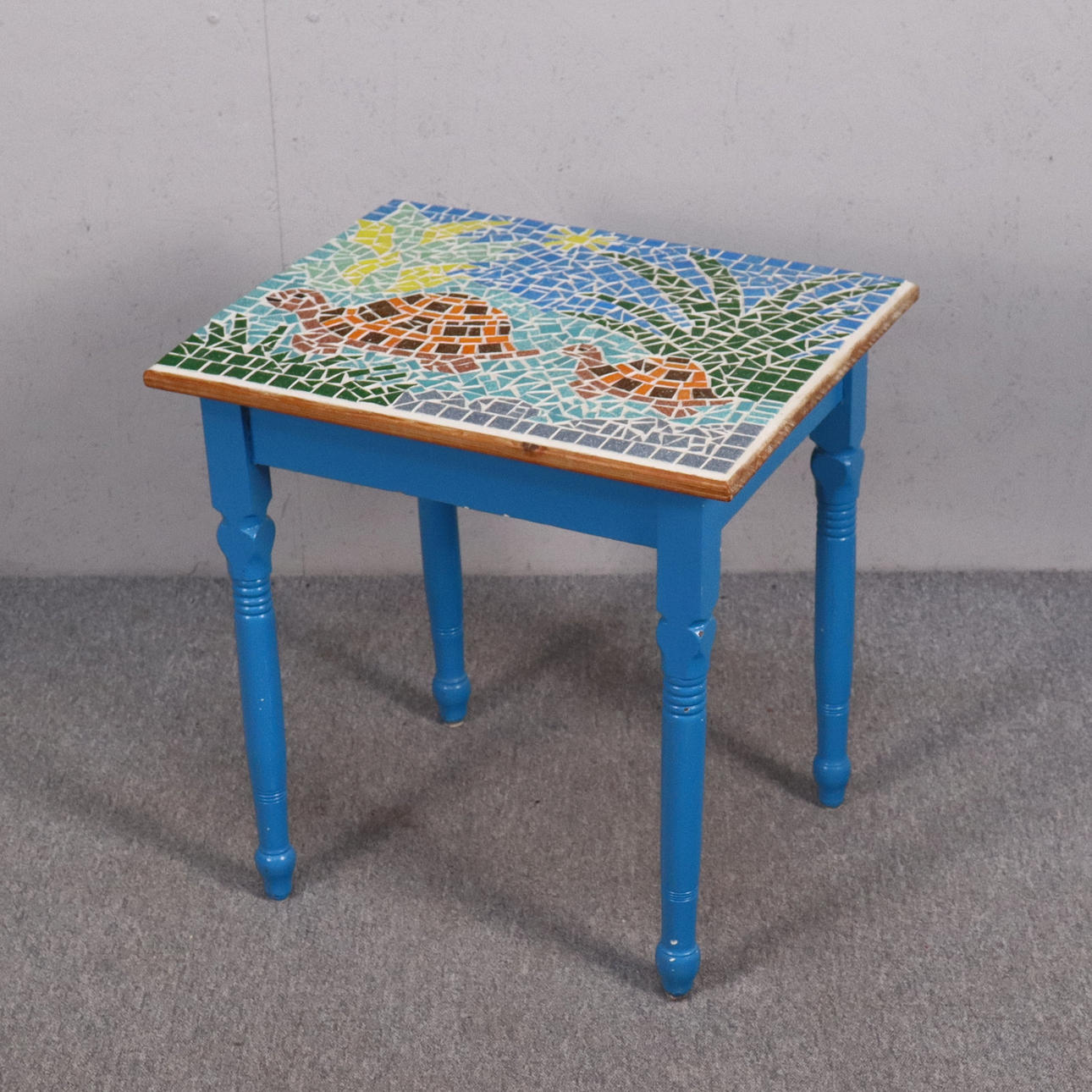SIDE TABLE WITH MOSAIC DECOR OF TURTLES.