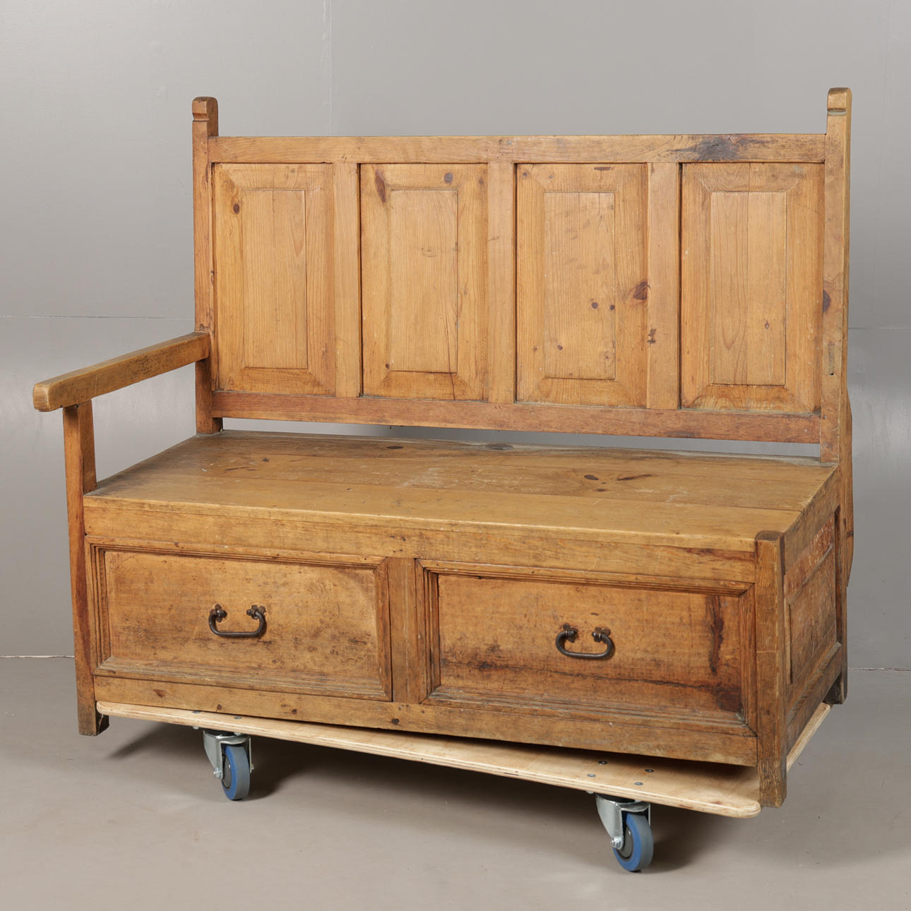 AN EARLY 20TH CENTURY PINE SETTLE.