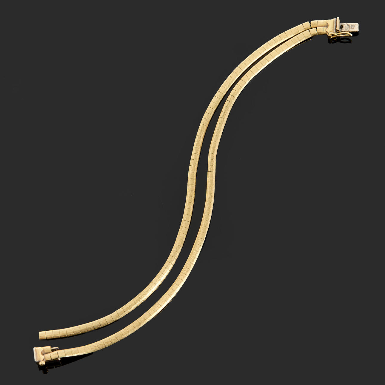 BRACELET, 18k gold, flat-link, obs bracelet is off.