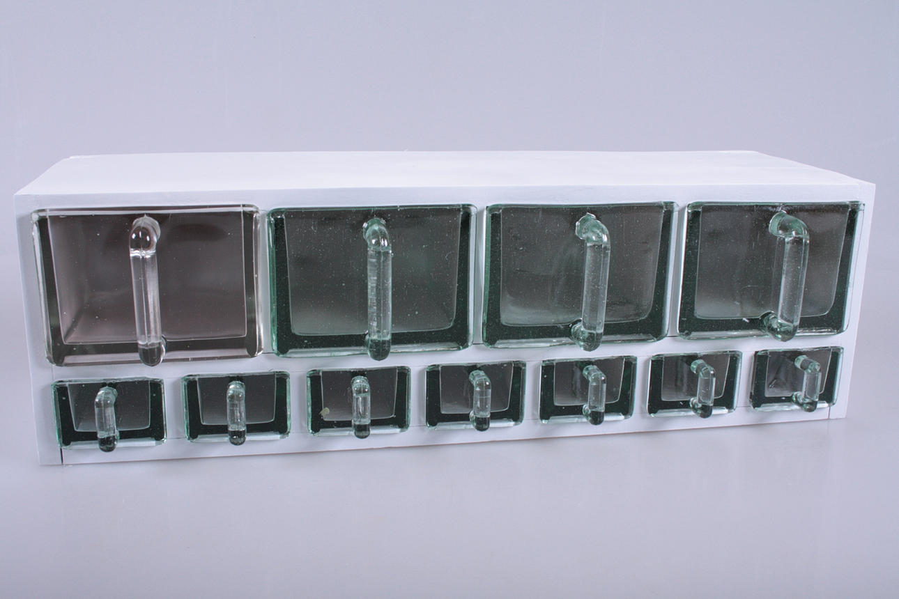 KRYDDSTÄLL, glas med vitmålat träställ, 1950/60-tal.