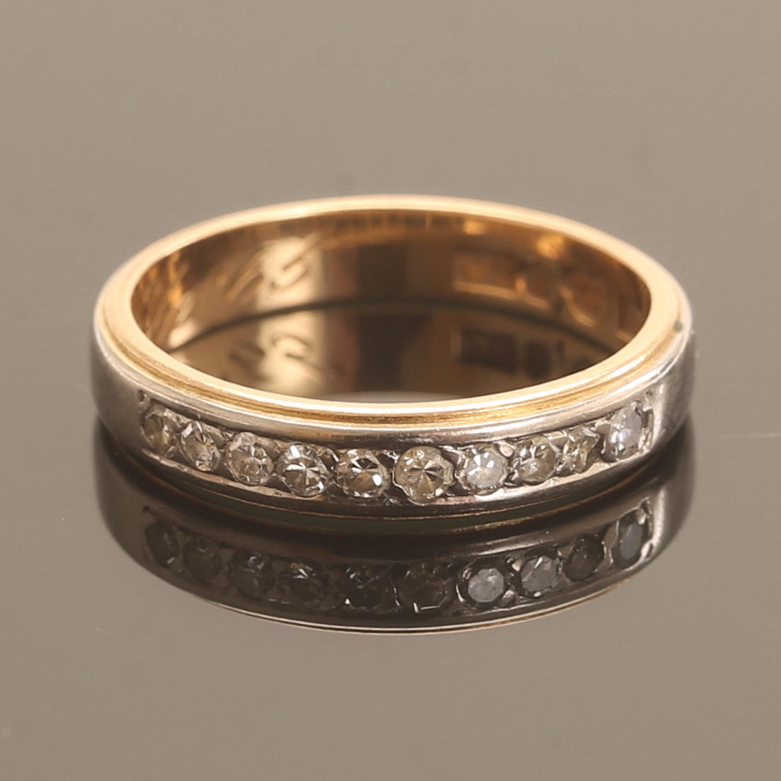 RING, 18k gold with 10 small brilliant cut diamonds.