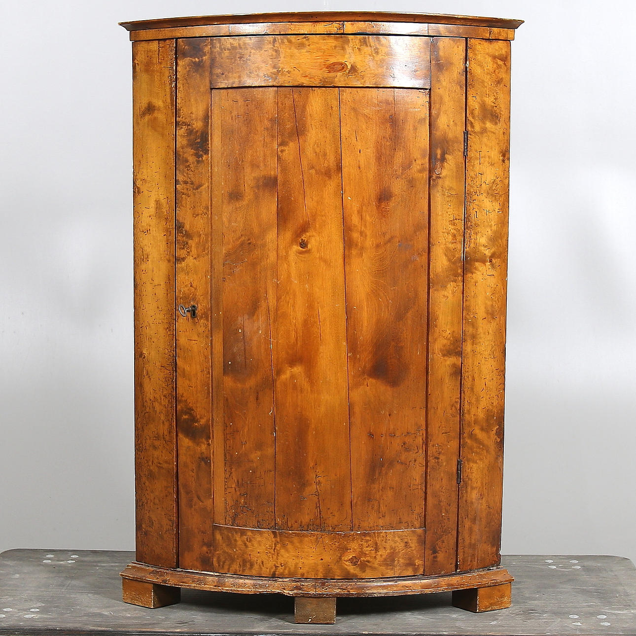 HÖRN/BARSKÅP, björk, sekelskiftet 18/1900-tal.