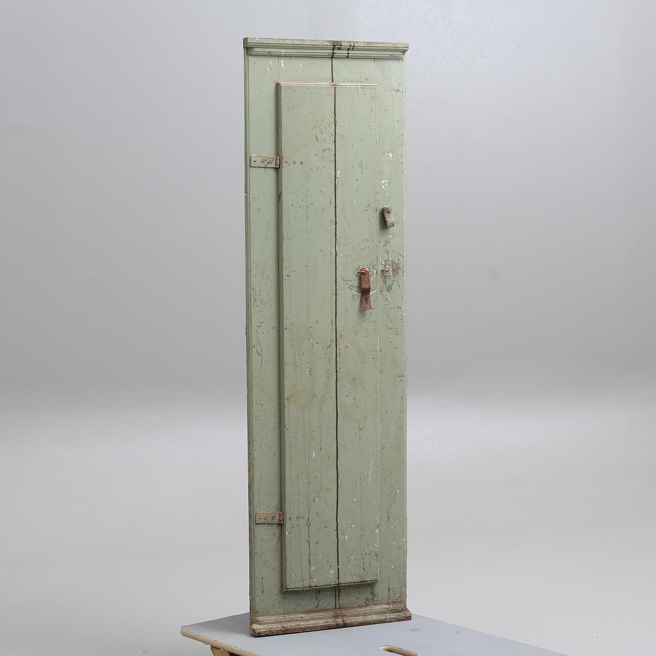 An almoge corner cupboard, 19th century.