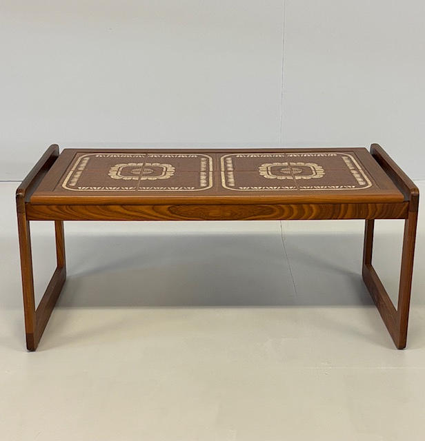 MID CENTURY COFFEE TABLE.