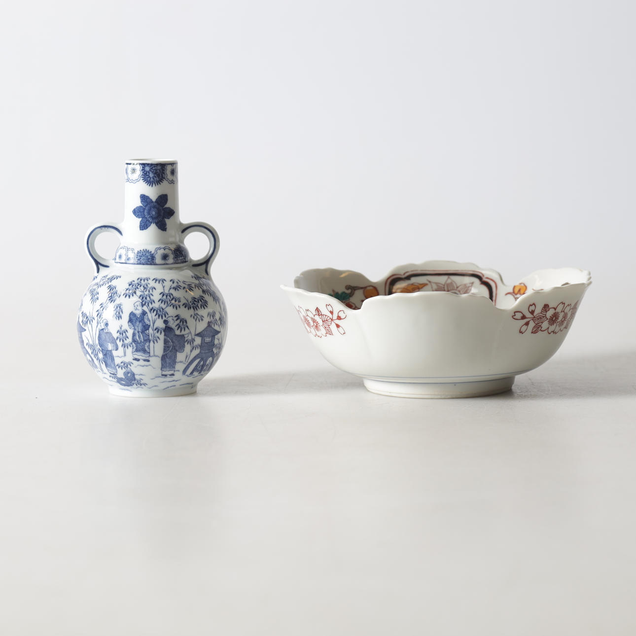 SKÅL OCH FLASKVAS. Porslin, Kina.