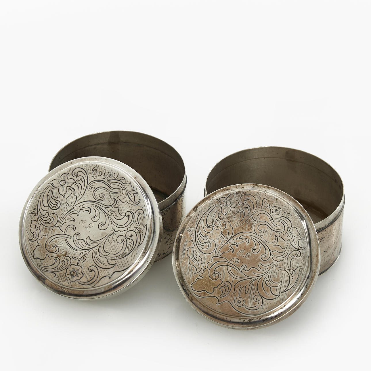 BOXES WITH LIDS, a pair, silver, patterned decor, 1851.