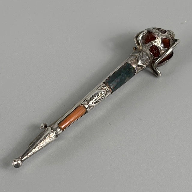 SILVER MOUNTED AGATE KILT PIN.