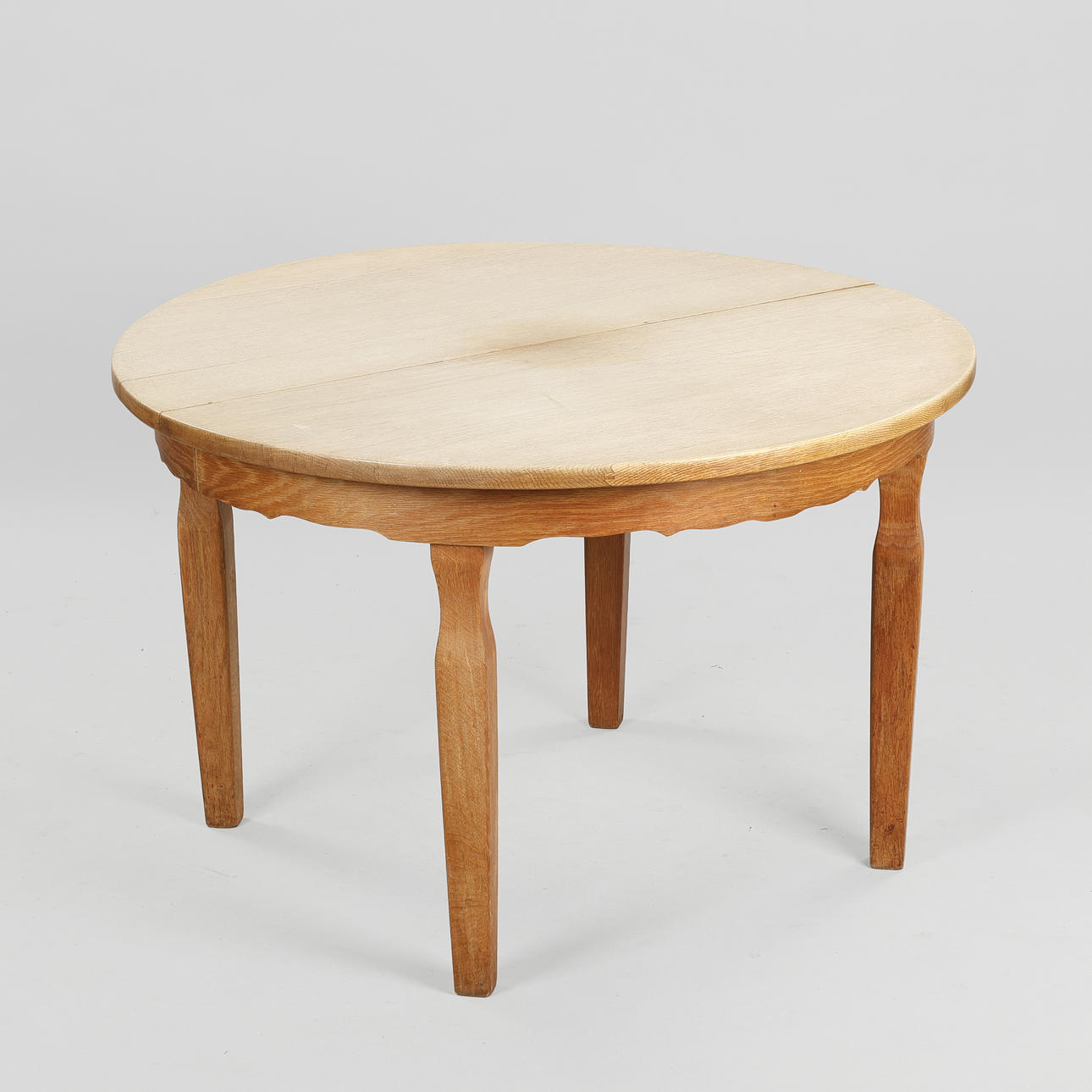 Dining table made of solid oak with pull-out and two additional plates, Kjærnulf style, Danish furniture manufacturer, Denmark, 1960/1970s, (1+2).