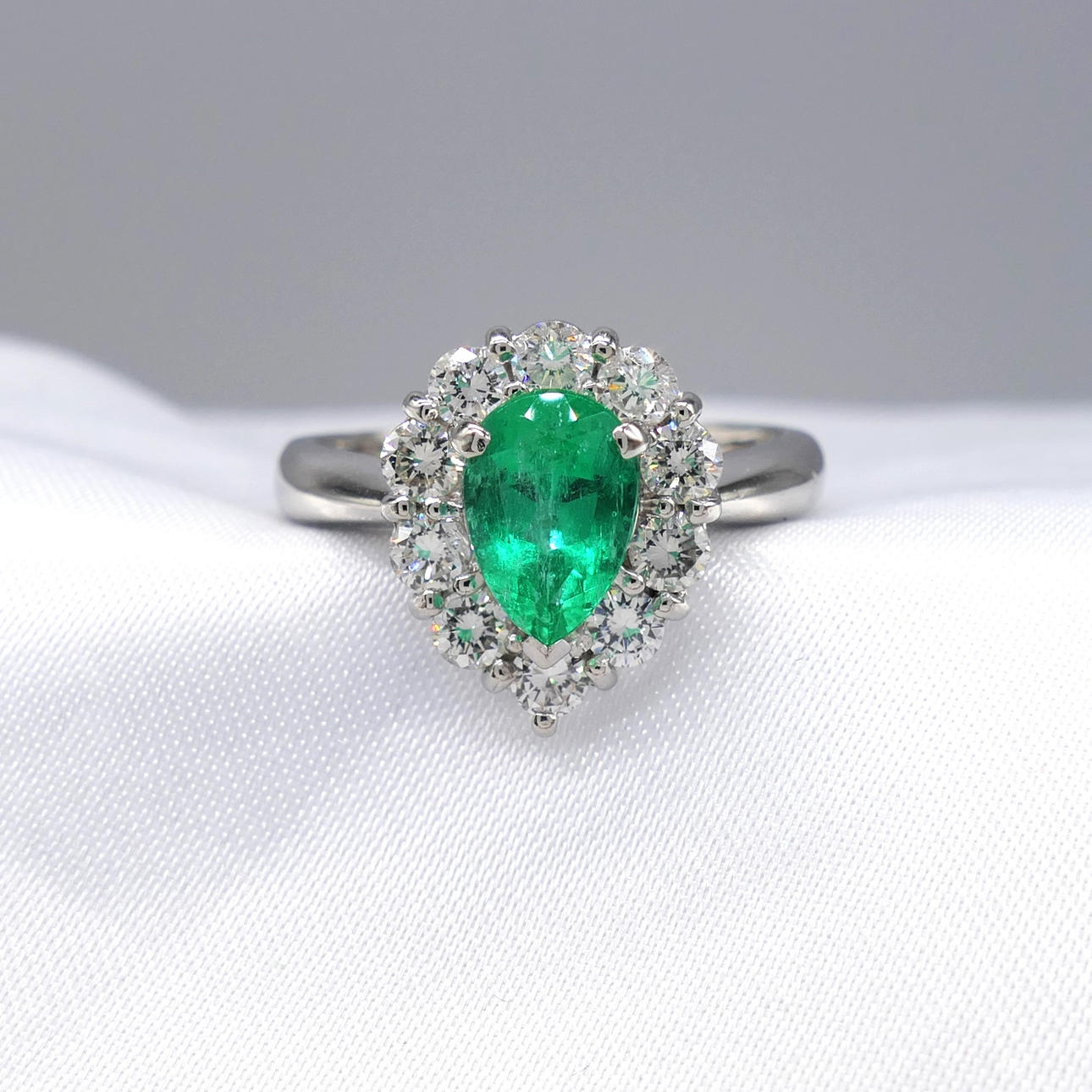 EMERALD & DIAMOND platinum dress ring.