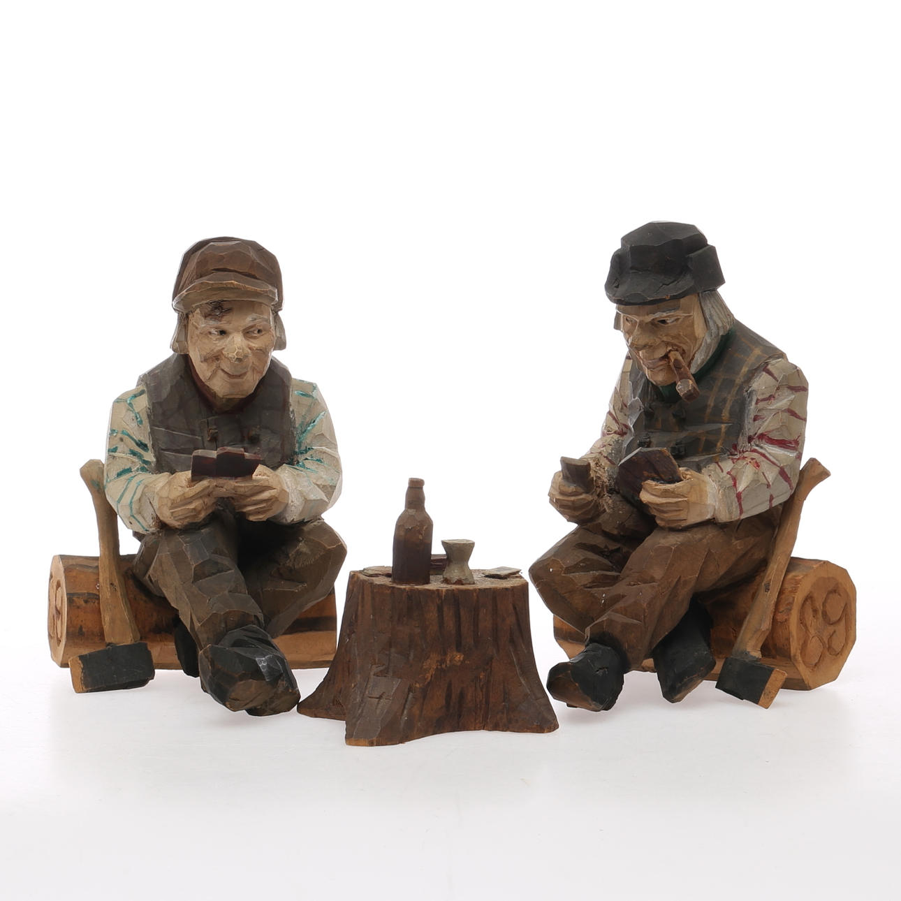 FIGURGRUPP, 3 delar, snidat trä, lunchpaus med kortspel, signerade EG, 1900-tal.