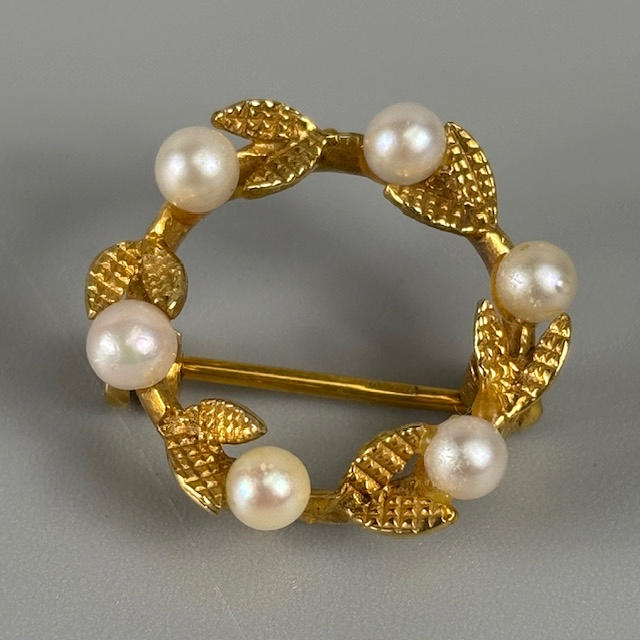 9CT GOLD PEARL BROOCH.