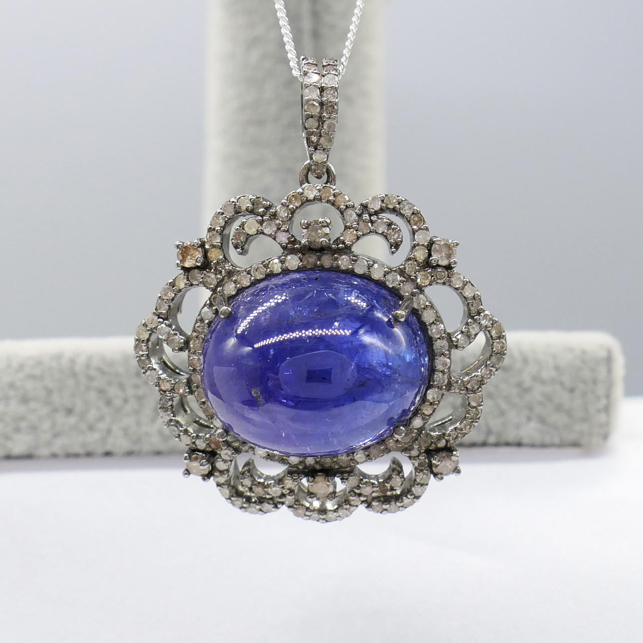 STYLISH TANZANITE & DIAMOND necklace.