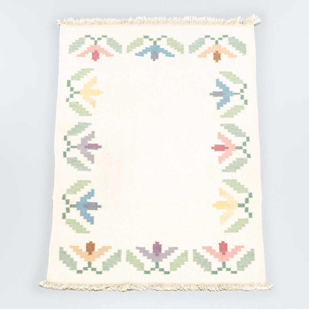 RÖLLAKANMATTA MED BLOMMOTIV.