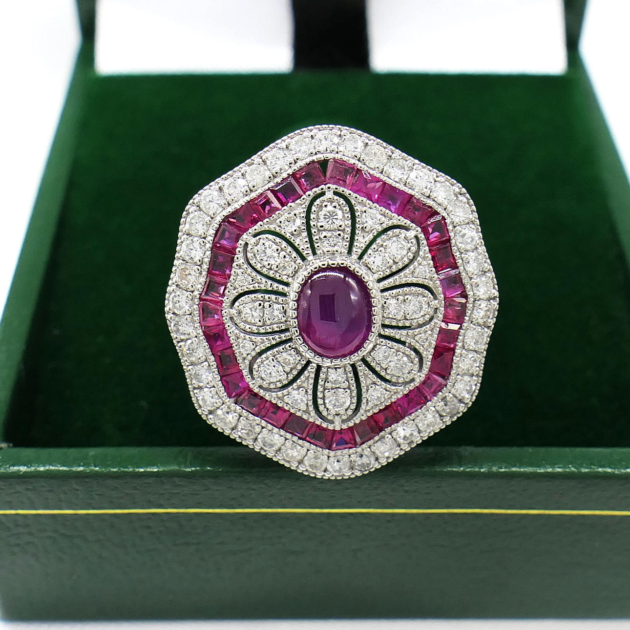 ATTRACTIVE RUBY & DIAMOND ring.