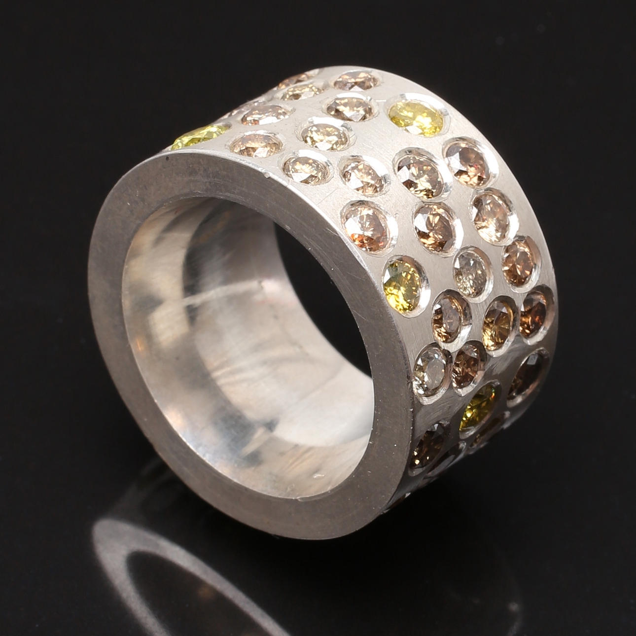 RING i mattpolerat silver med 59 diamanter totalt 5,00 ct.