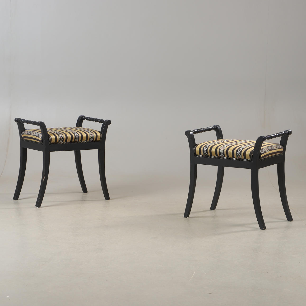 TABURETTER, 1 par, målade, 1900-talets första hälft.