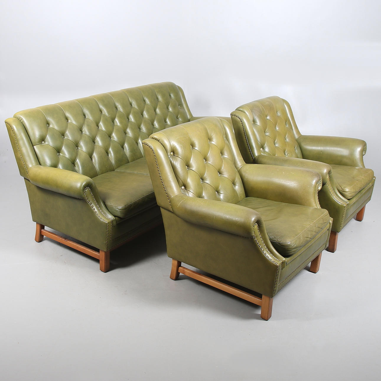 SOFFA samt FÅTÖLJER, ett par, Engelsk stil, Stjernmöbler, Herrljunga, 1900-talets andra hälft.