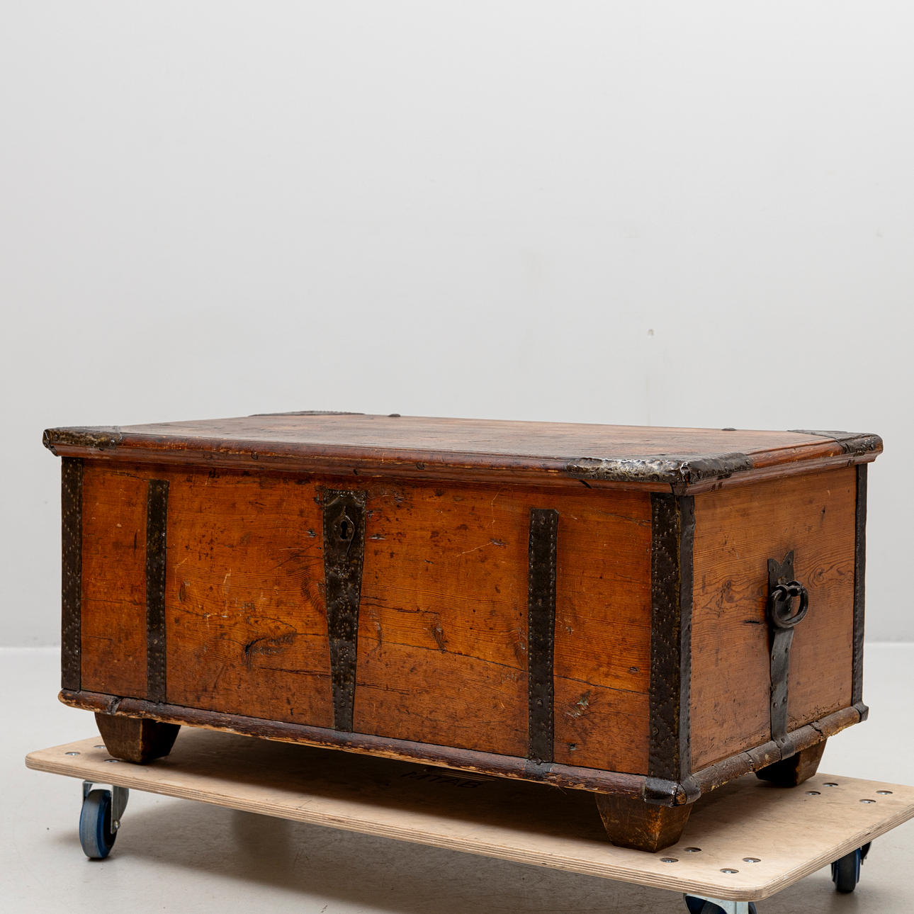 A chest, interior dated 1722, allmoge.