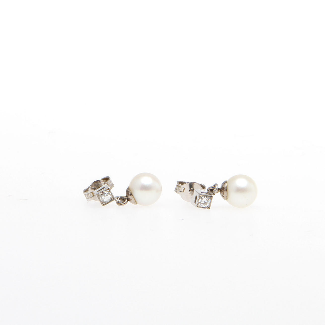 ÖRHÄNGEN, 1 par, 18K vitguld med odlade saltvattenpärlor samt diamanter, totalt ca 0,07 ct. Vikt 2,1 g.