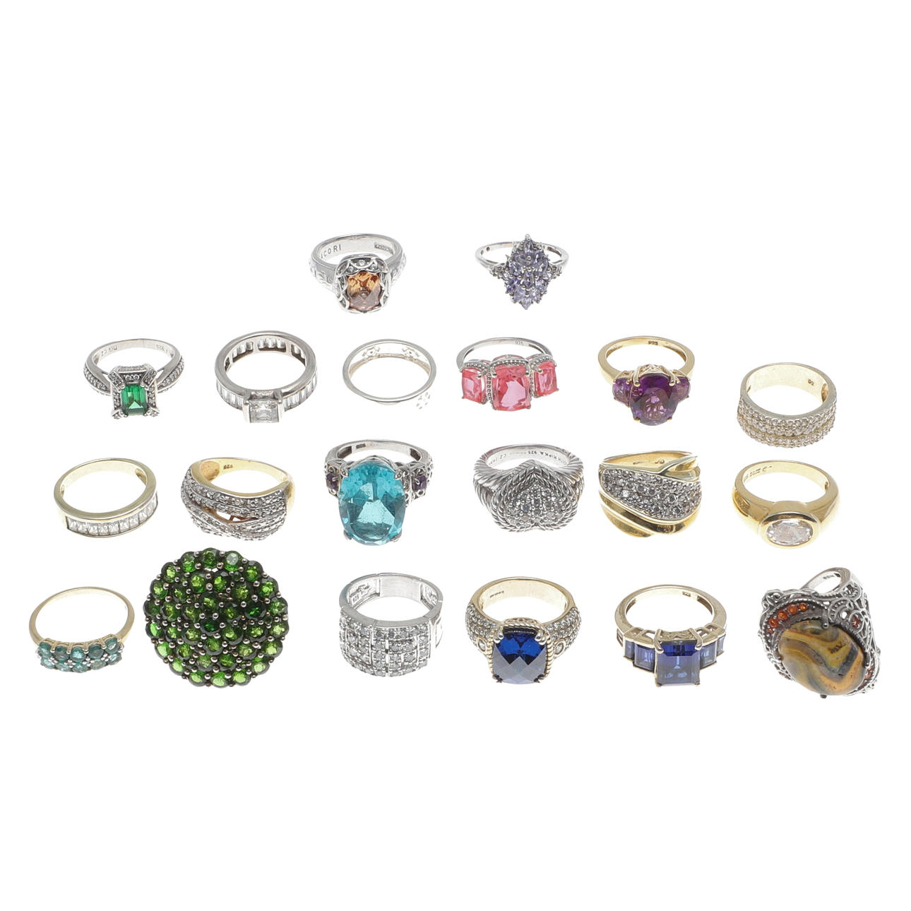 A QUANTITY OF SILVER AND GEM SET RINGS.