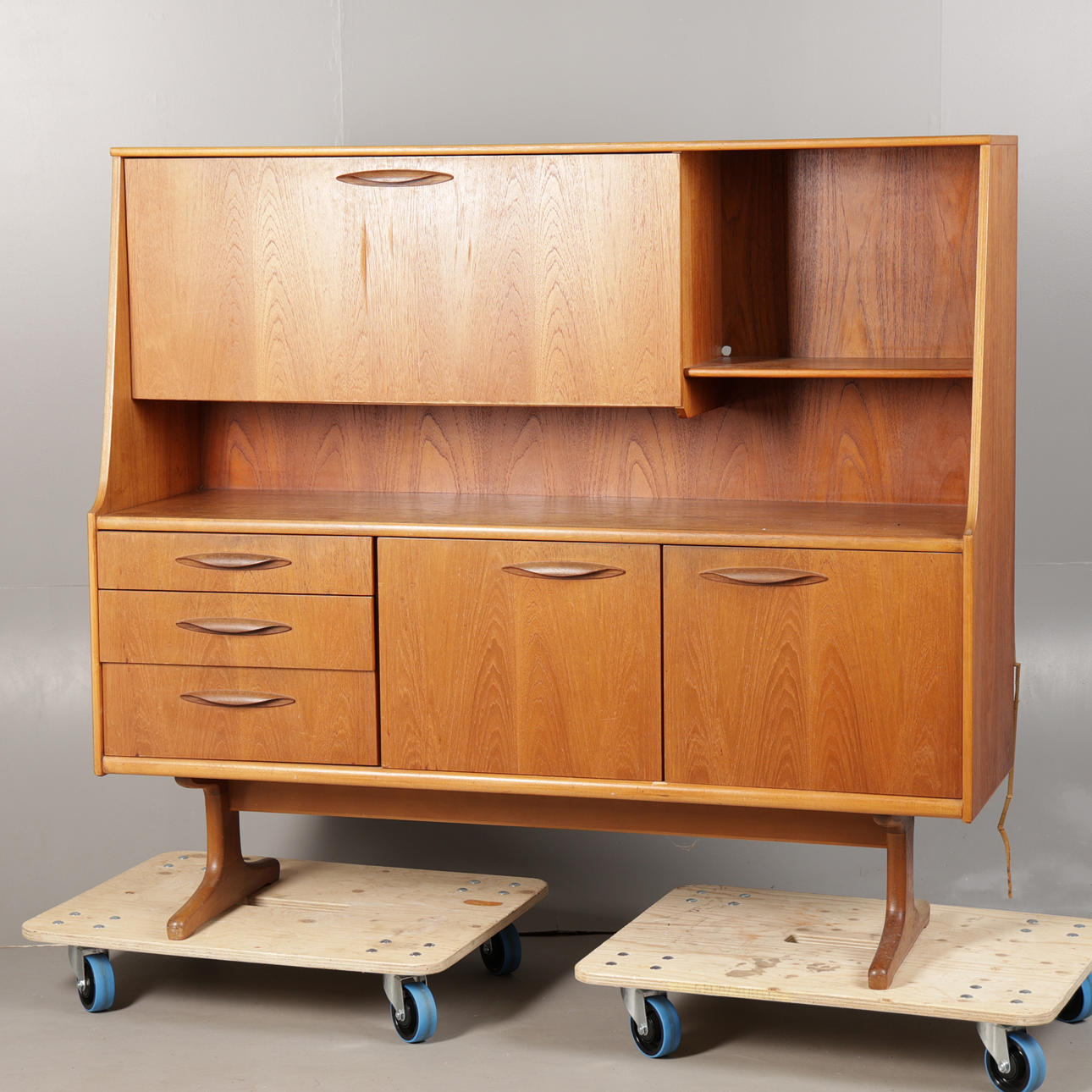 AN AUSTINSUITE TEAK SIDEBOARD.
