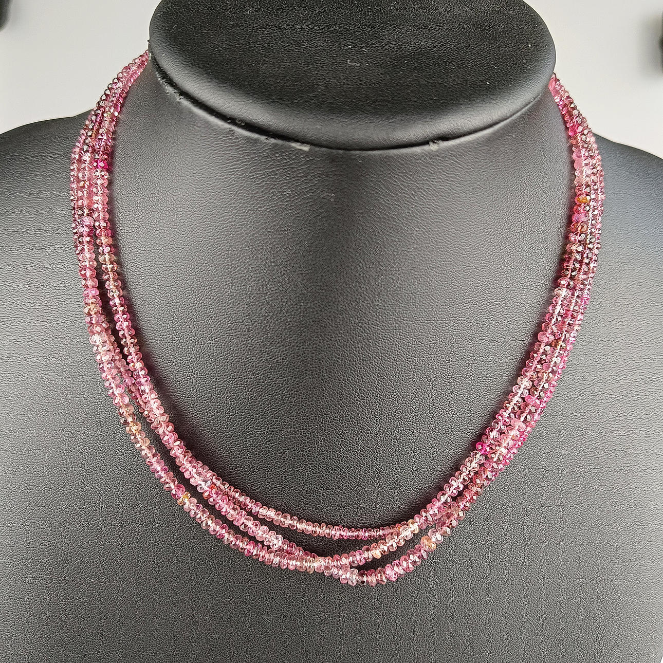 TOURMALINE NECKLACE WITH GOLD CLASP.