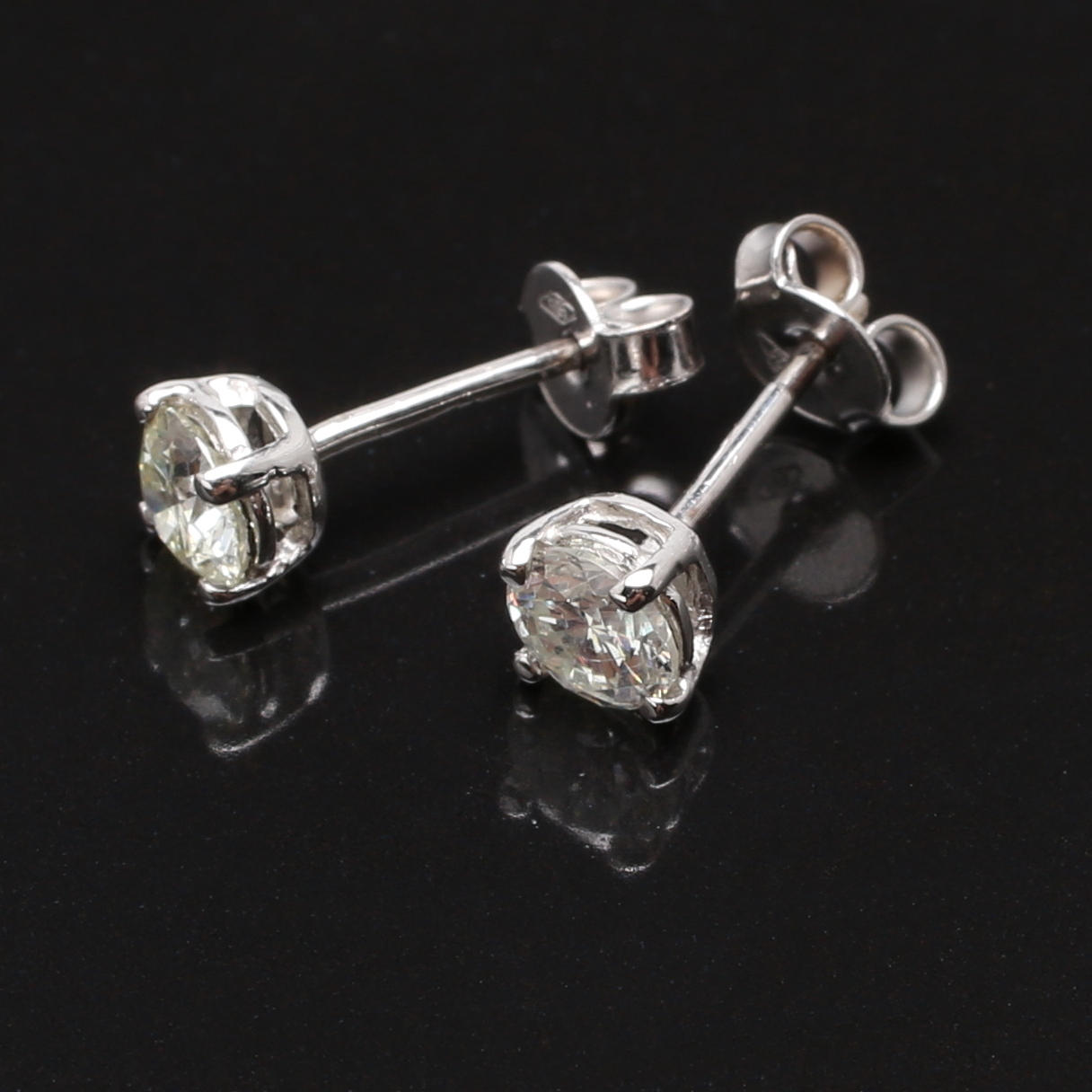 ENSTENSÖRHÄNGEN i 18 K vitguld med diamanter 0,76 ct.