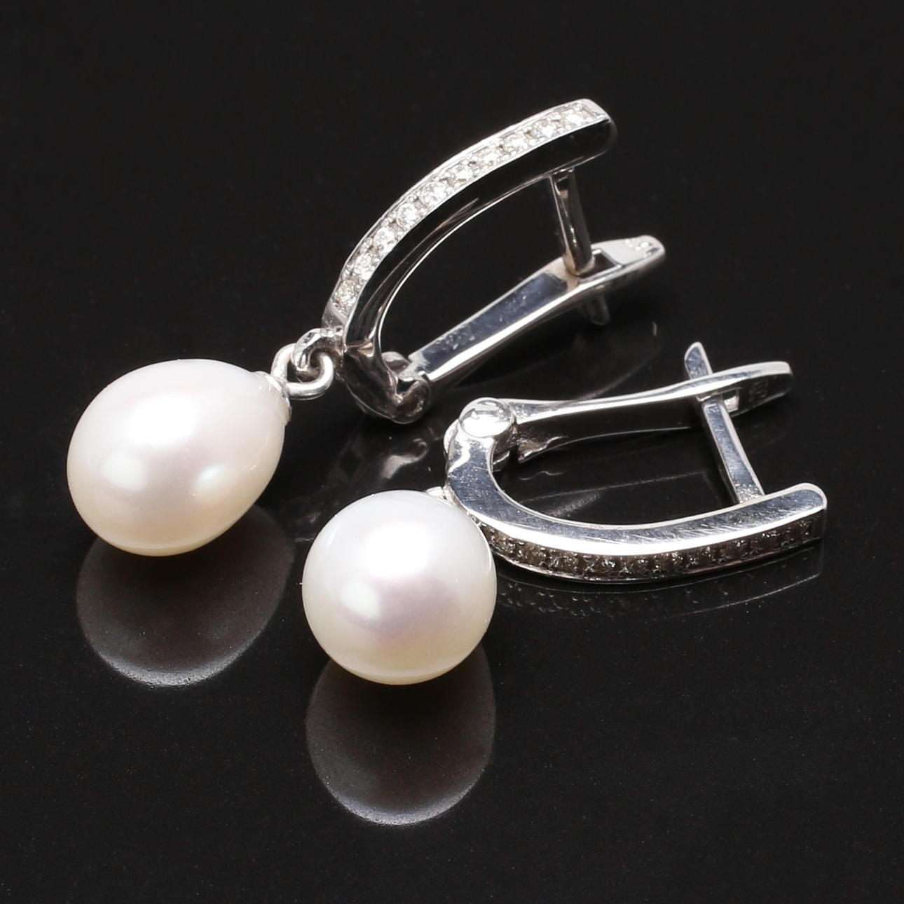 ÖRHÄNGEN i 14 K vitguld med pärlor och diamanter 0,20 ct.