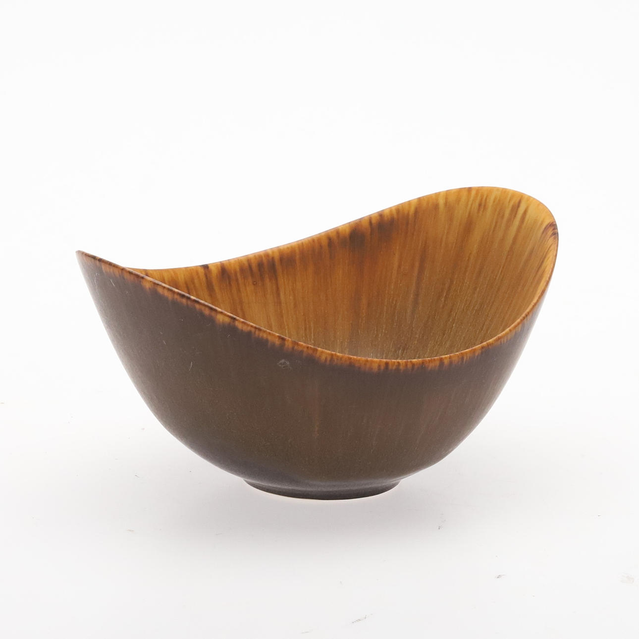 GUNNAR NYLUND. A stoneware bowl, “Aro”, monogram signed, Rörstrand.