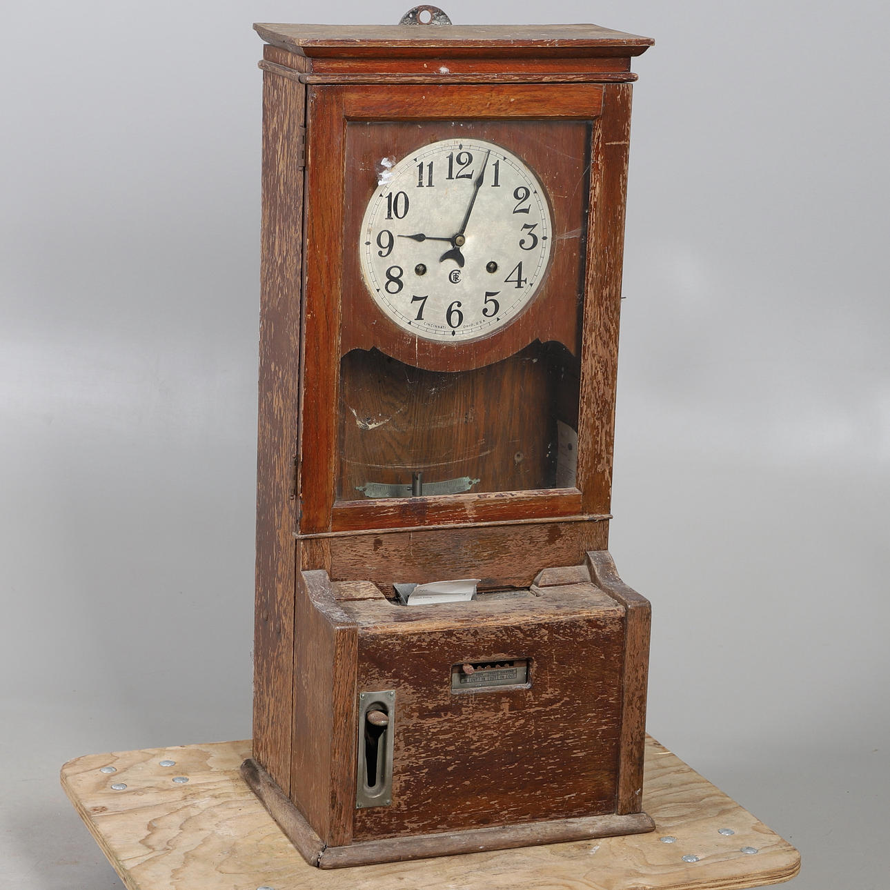 AN EARLY 20TH CENTURY CLOCKING IN CLOCK.