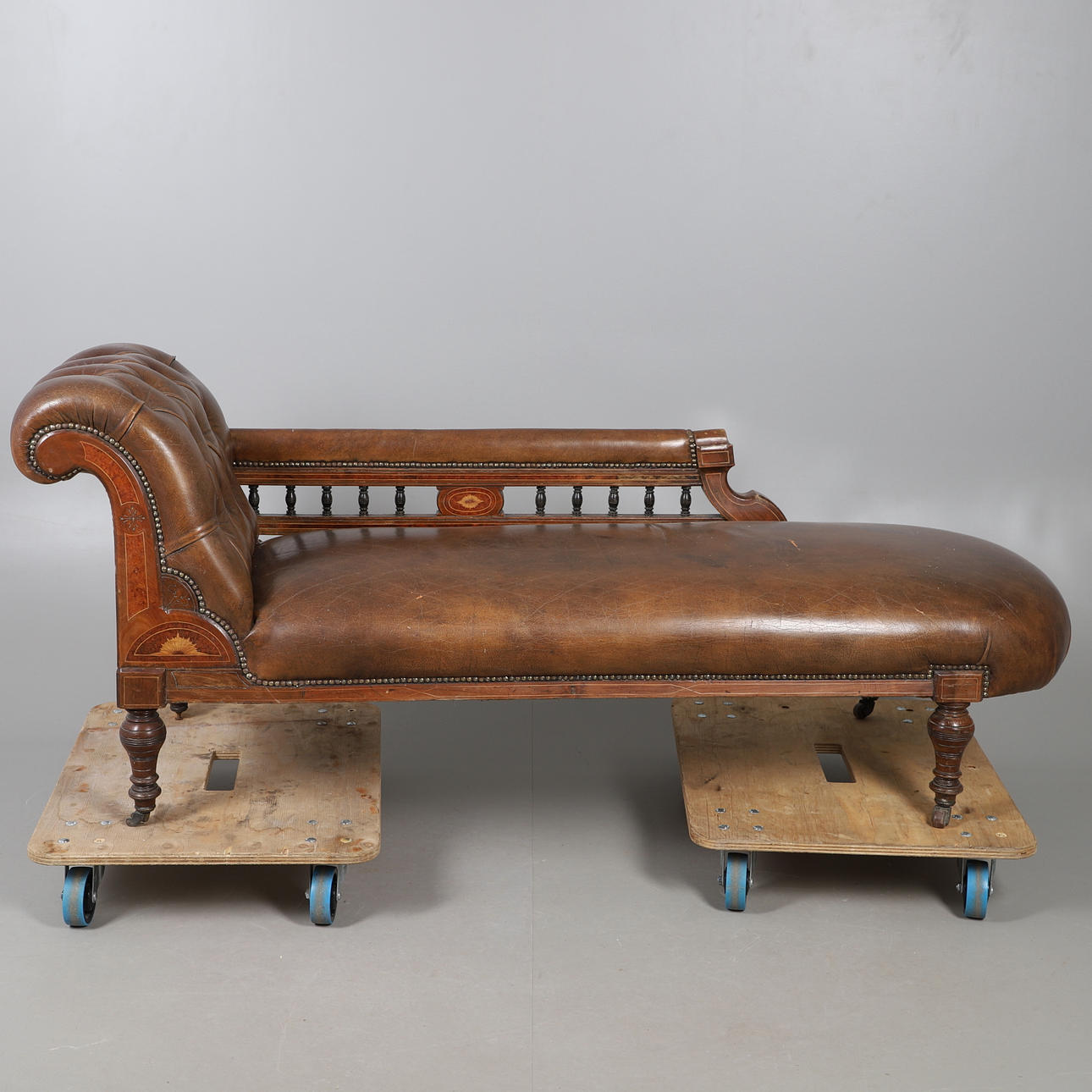 AN EDWARDIAN LEATHER CHAISE LONGUE.