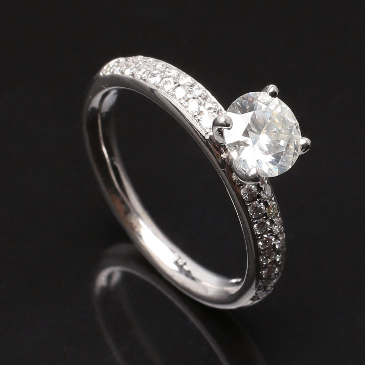 ALLIANSRING i 14 K vitguld med diamanter 0,70 + 0,30 ct.