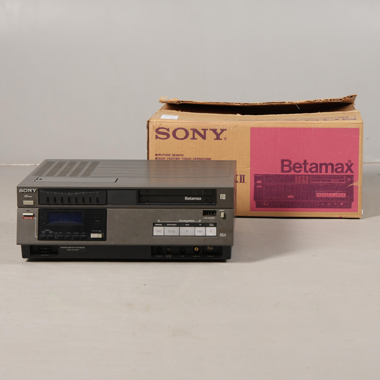UNA GRABADORA DE VIDEOCASETES SONY BETAMAX SL-C6UB MARK II EN CAJA ...
