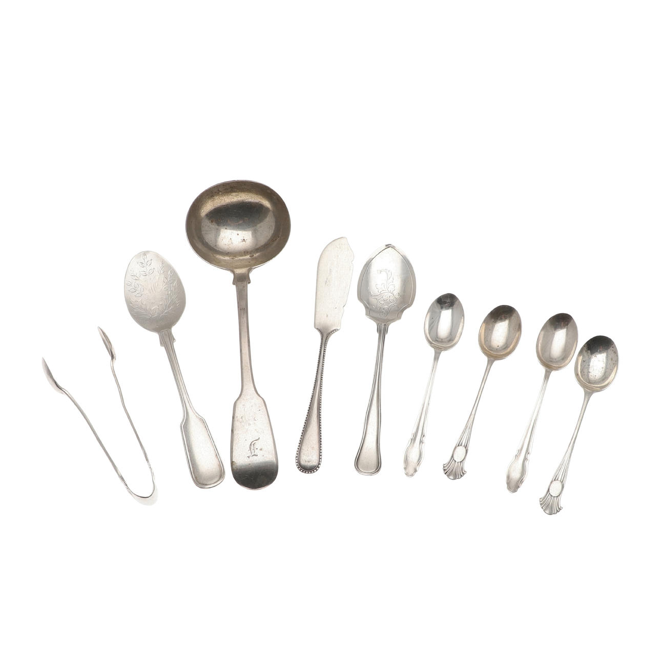 A SMALL MIXED LOT OF SILVER FLATWARE.