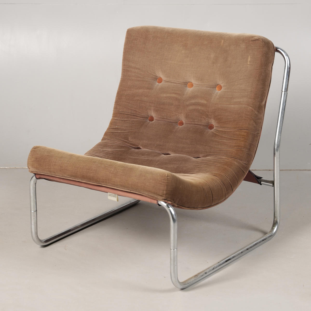 PETER HOYTE SLING LOUNGE CHAIR.