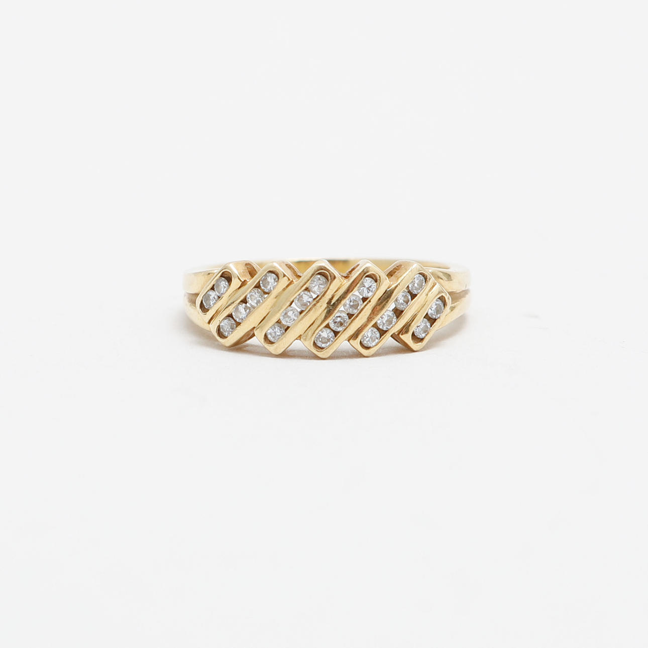 RING, 18k guld, 20 diamanter, vikt ca 5 gram.