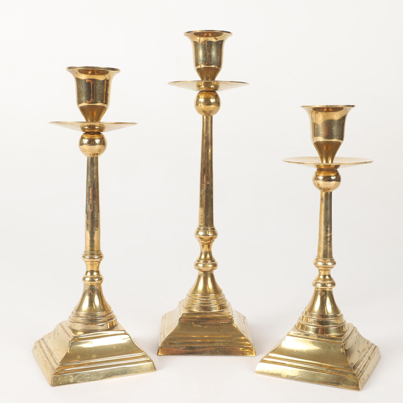 LJUSSTAKAR, 3 stycken, mässing, 1900-tal.