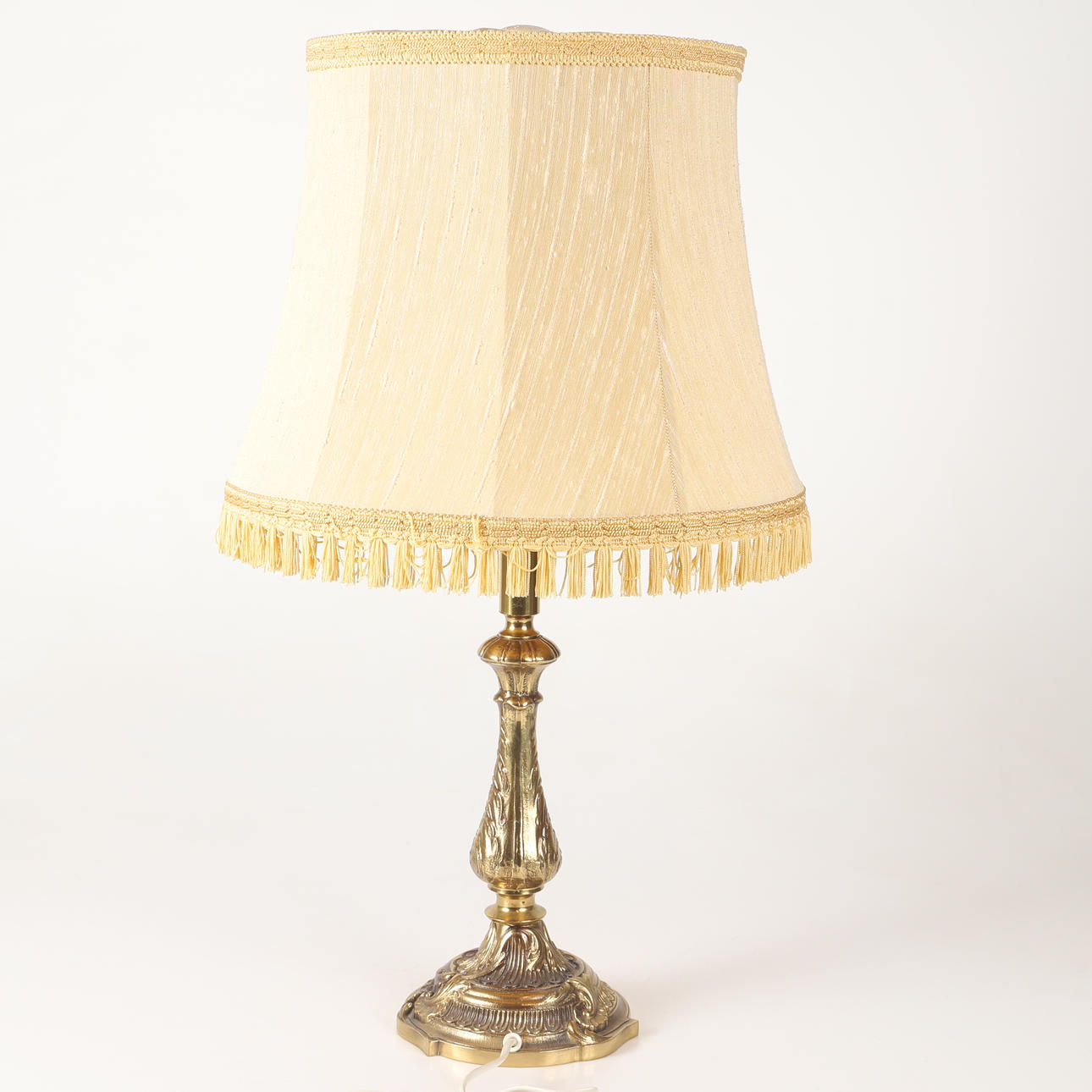A brass table lamp, 20th century.