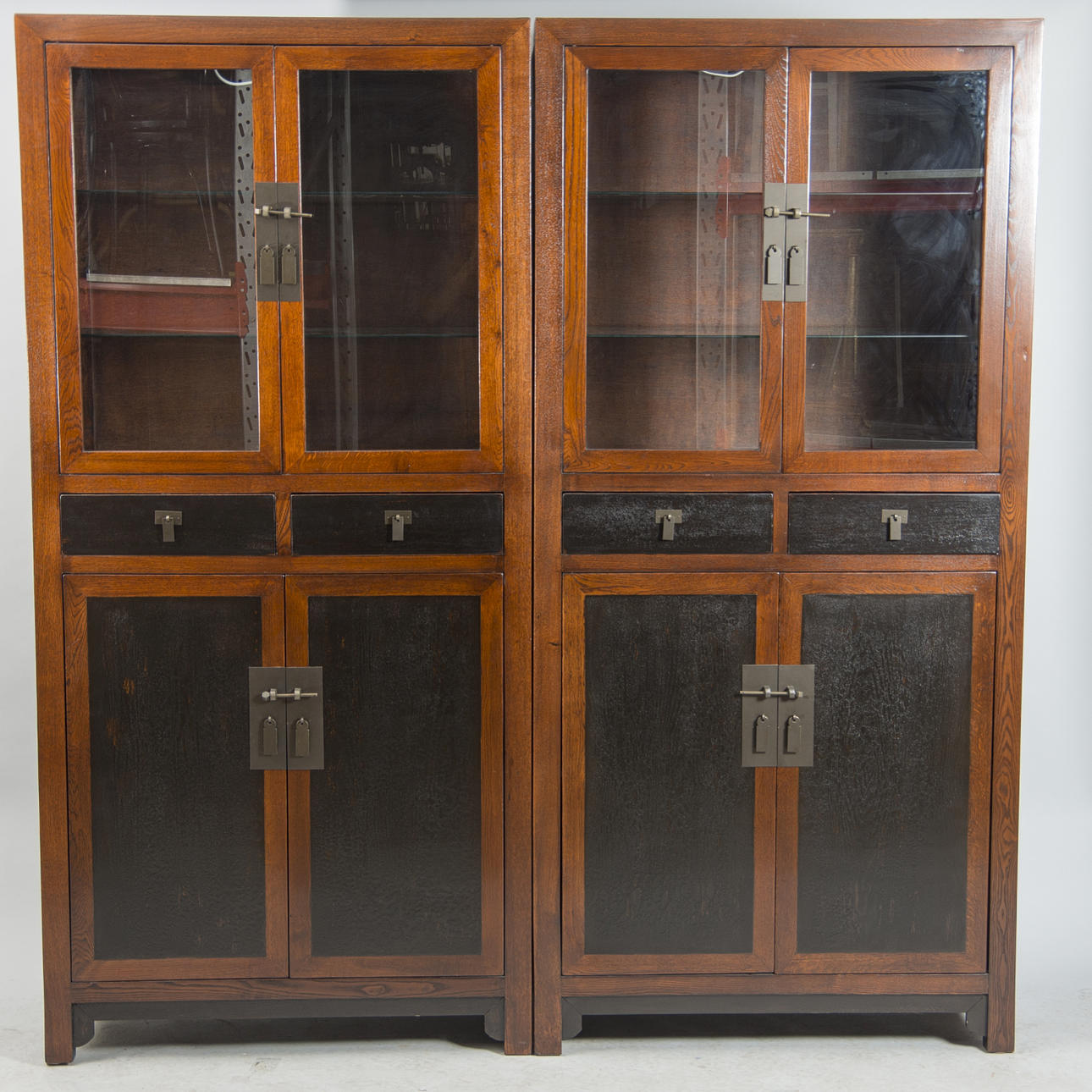 SKÅP MED VITRINÖVERDEL, 2 stycken, betsad/lackad alm, orientalisk stil.