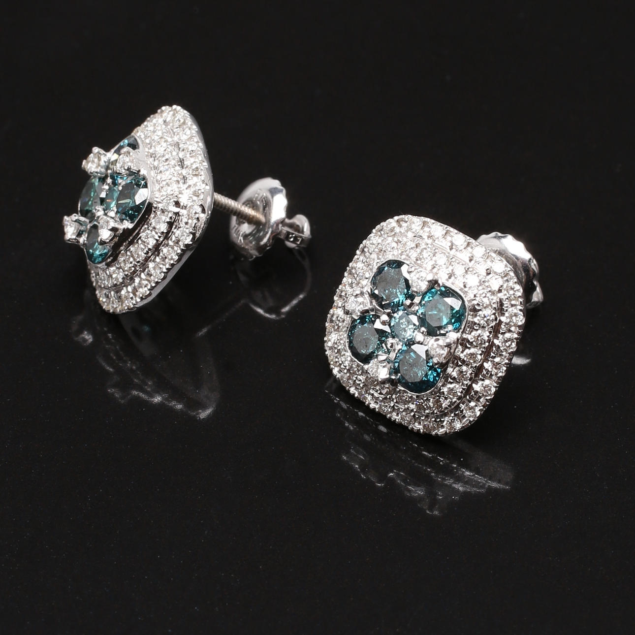ÖRHÄNGEN i 14 K vitguld med diamanter, bl.a fancy blue, totalt 1,60 ct.
