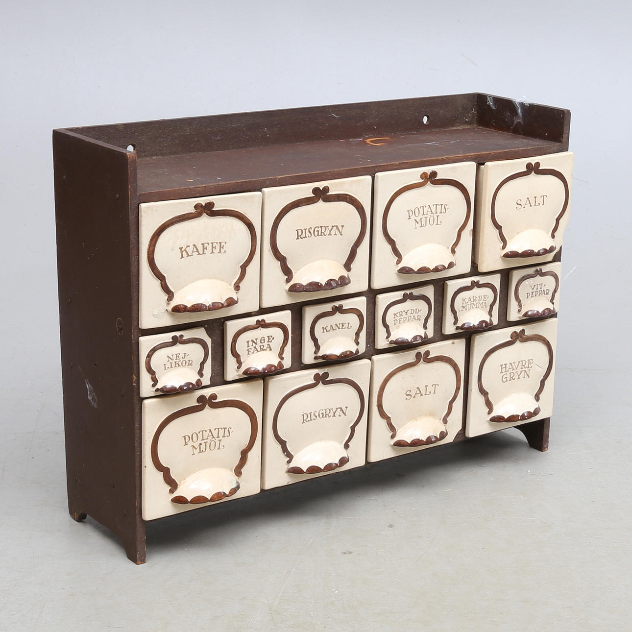 SPECERIHYLLA, insatser "Pyro" Gustavsberg, 1900-tal.