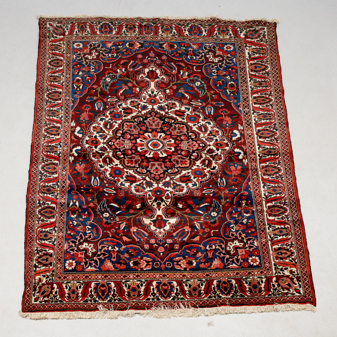 A CARPET, Bakhtiari, ca 303x214 cm.