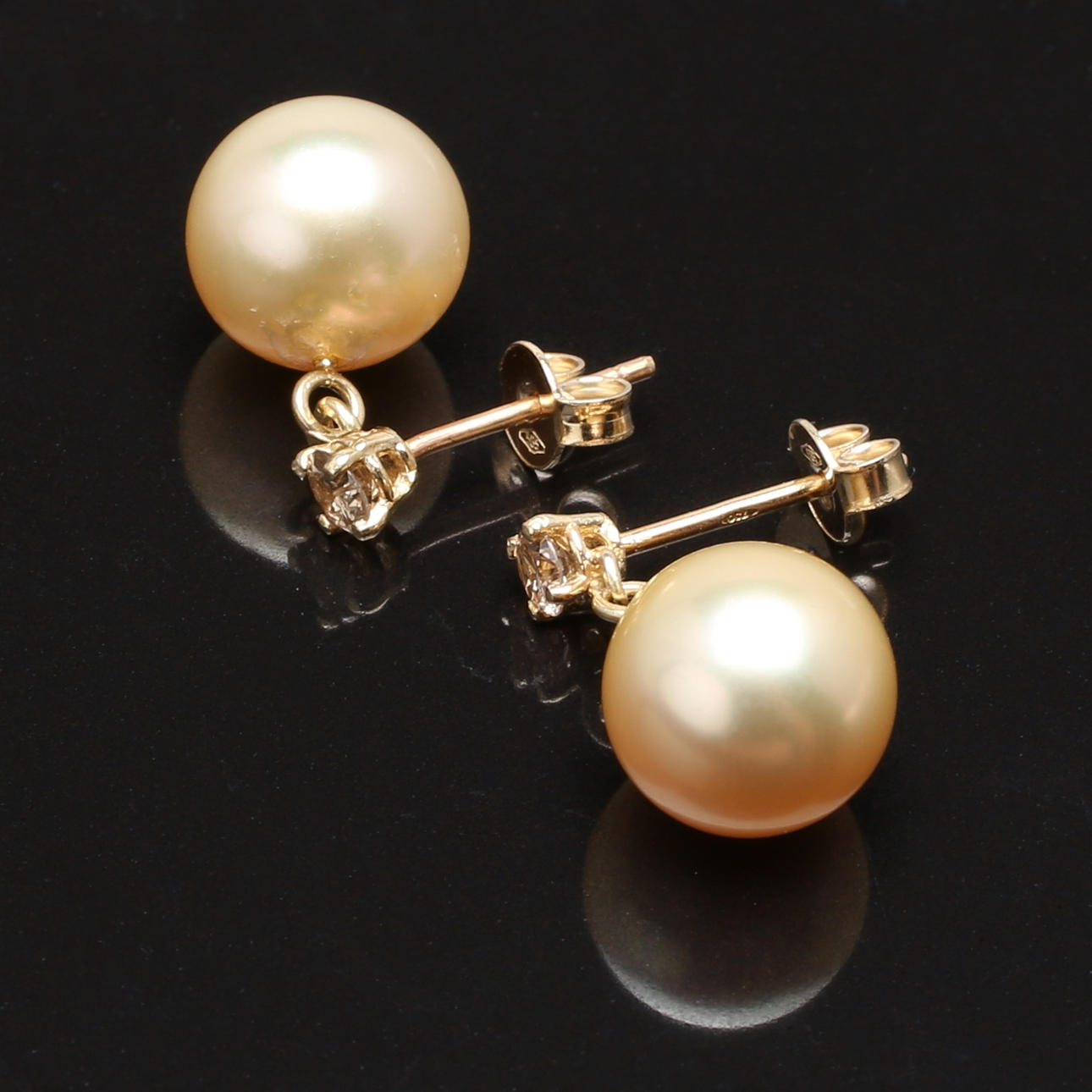 PÄRLÖRHÄNGEN i 14 K gult guld med diamanter 0,27 ct.