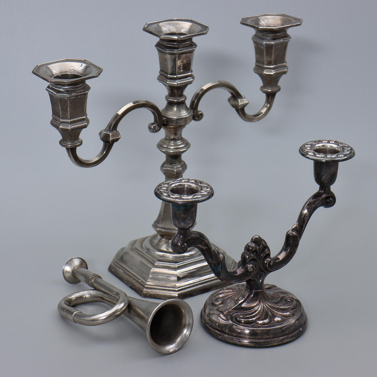 TABLE TRUMPET AND 2 CANDELABRA, SILVER/METAL.