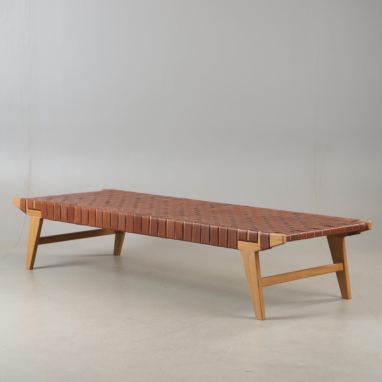 DAGBÄDD, teak med flätad skinnklädsel, samtida.