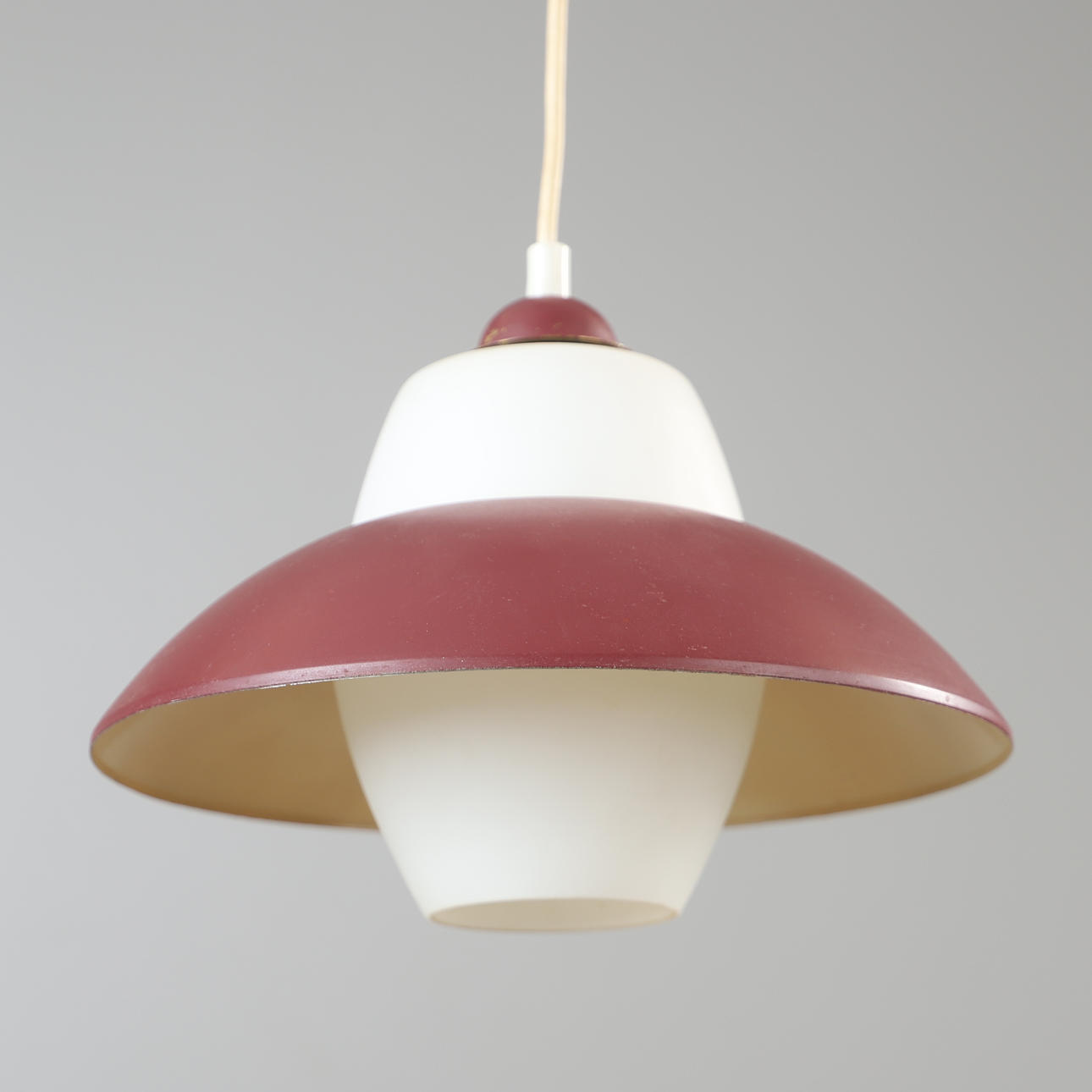 TAKLAMPA, lackerad plåt/glas, 1900-tal.