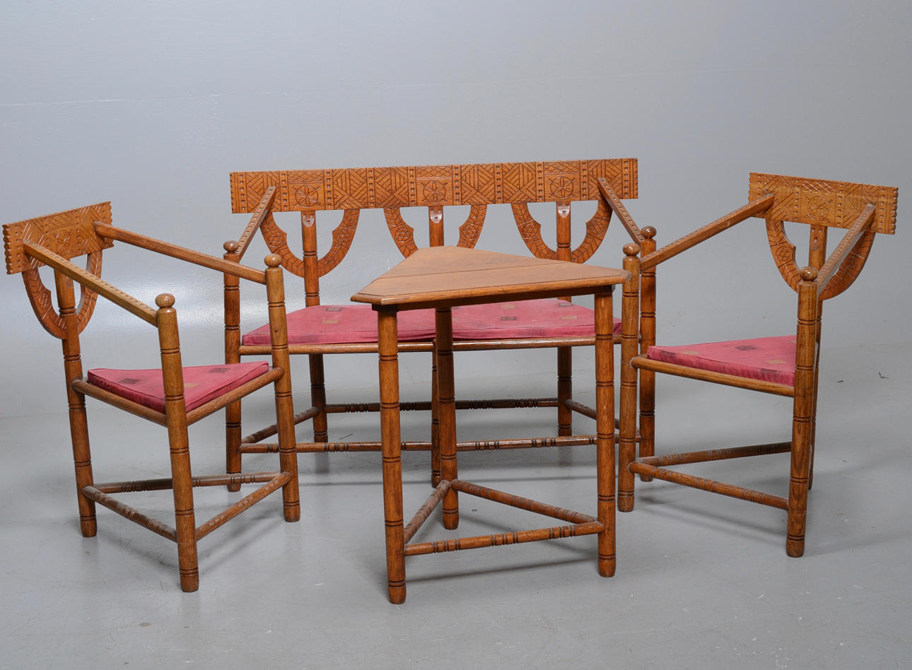 MUNKMÖBEL, ek, skuren dekor.